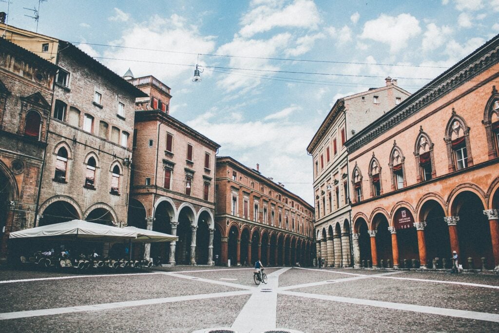 Le ferite di Bologna.  Una mostra legge la città attraverso 10 suoi traumi (solo per una settimana)