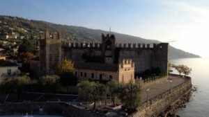Sul Lago di Garda si svolge una fiera di antiquariato che dura più di una settimana 