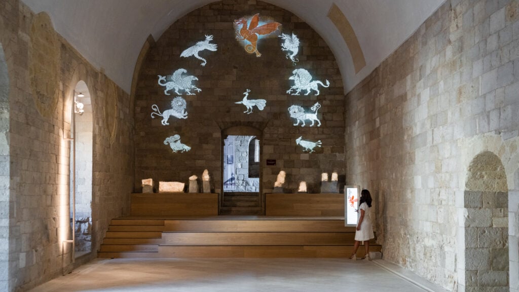 L'allestimento di Dotdotdot al Castello Svevo di Trani. Photo Edoardo Delille