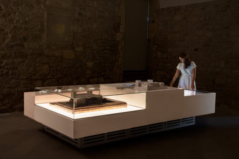L'allestimento di Dotdotdot al Castello Svevo di Trani. Photo Edoardo Delille