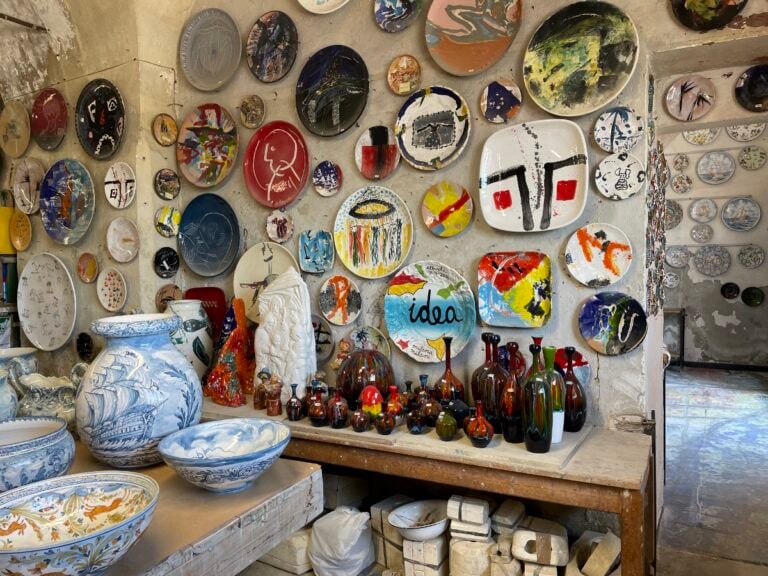 In Liguria si &egrave; svolta una mega festa diffusa per celebrare l&rsquo;artigianato della ceramica. Reportage dal Festival della Maiolica 2026