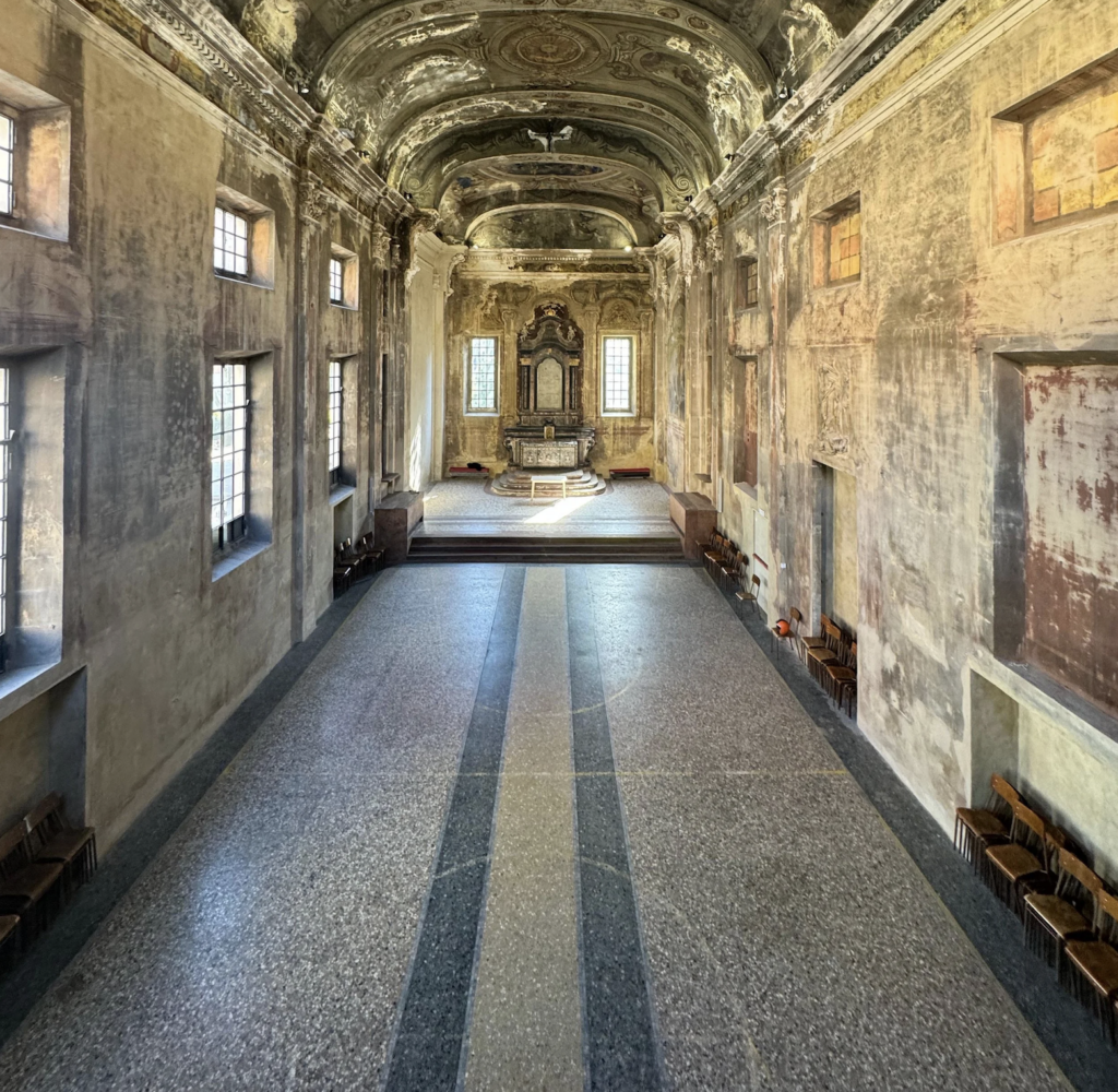 In una grande chiesa sconsacrata di Milano apre una nuova galleria d’arte internazionale