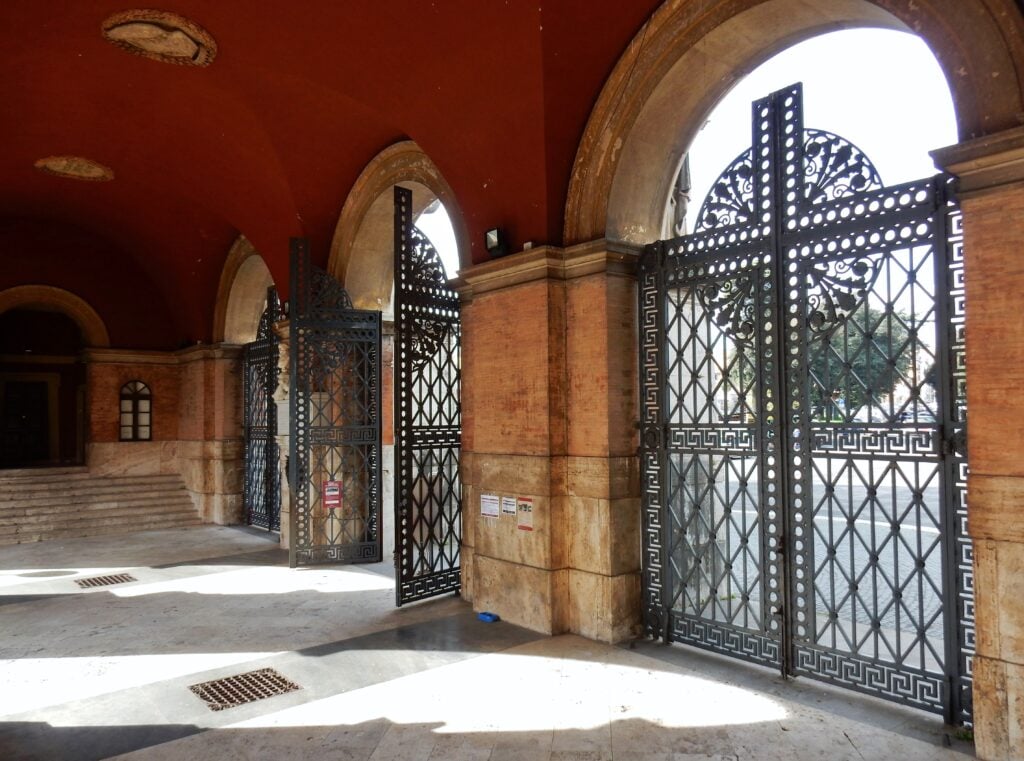 Cimitero del Verano, Portico di ingresso, Roma, 2017. Courtesy Wikimedia. Photo Lucamato