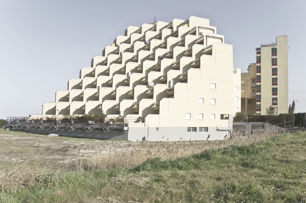 Il turismo balneare ha stravolto le piccole città di mare. Un’architetta (e fotografa) ci spiega come e perché