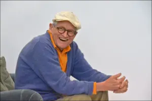 È morto David Hockney, il celebre pittore britannico che ha rivoluzionato il modo di guardare