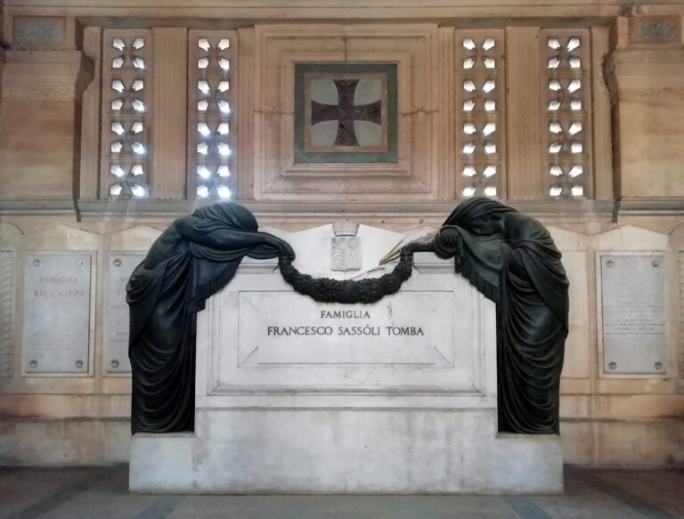 Dettaglio Cimitero della Certosa, Bologna, 2021. Courtesy Wikimedia. Photo Elena Tartaglione.