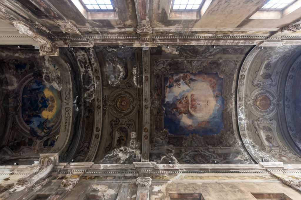 In una grande chiesa sconsacrata di Milano apre una nuova galleria d’arte internazionale