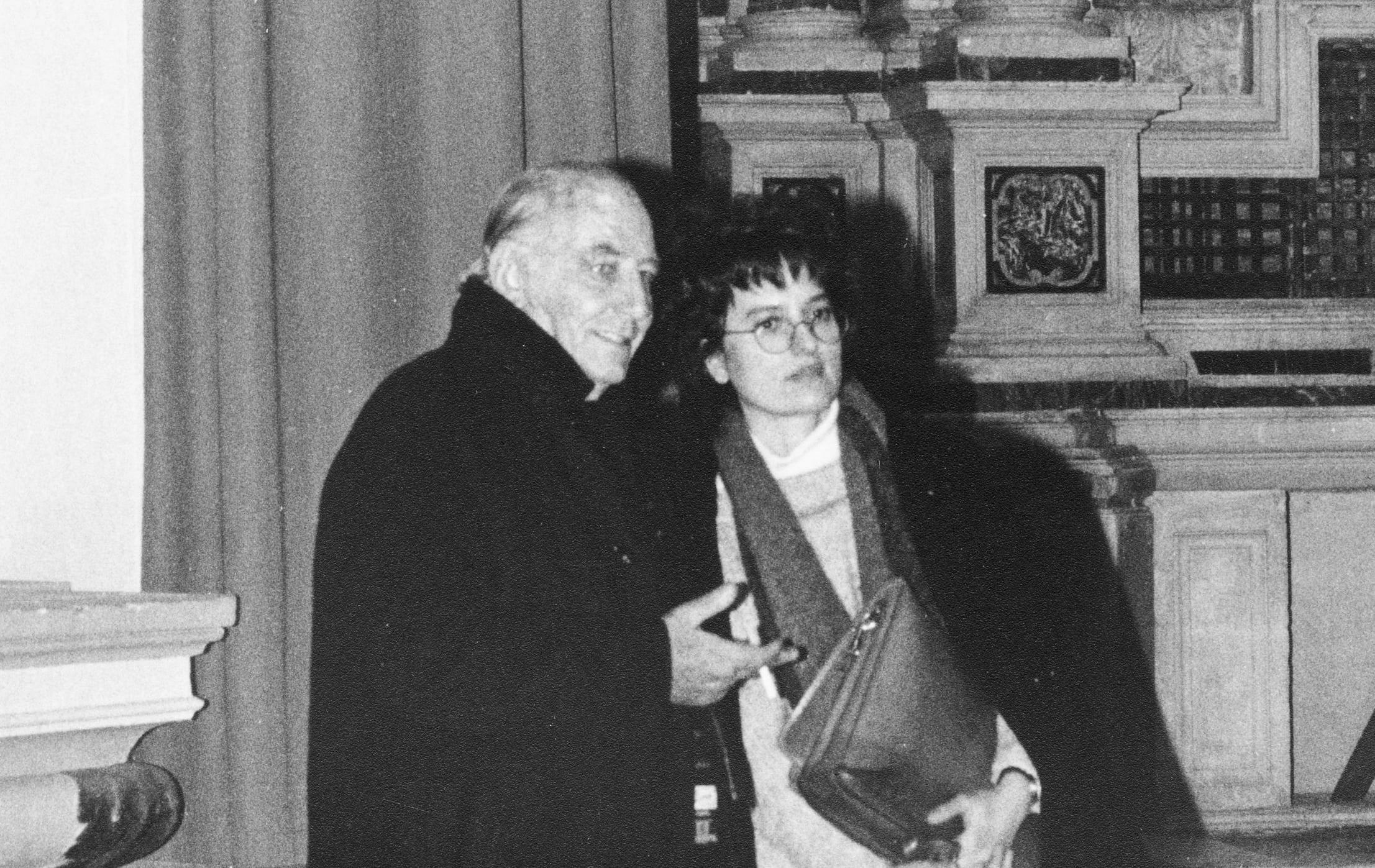 https://www.artribune.com/wp-content/uploads/2026/06/fabio-mauri-con-carolyn-christov-bakargiev-chiesa-di-s-caterina-laquila-1994-courtesy-the-estate-of-fabio-mauri-e-carolyn-christov-bakargiev.jpg
