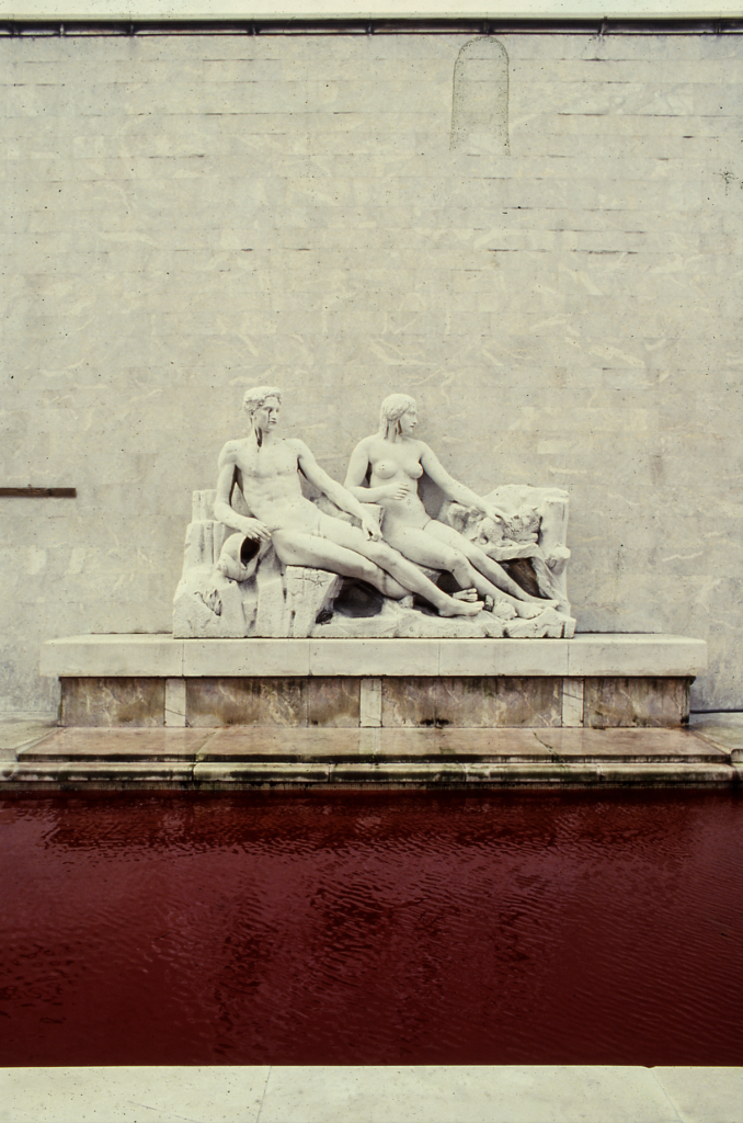 Fabio Mauri, Umanesimo / Disumanesimo, 1980, Vasca della Palazzina Reale, Firenze. Foto Gian Piero Frassinelli, Superstudio. Courtesy Fabio Mauri Estate and Hauser & Wirth