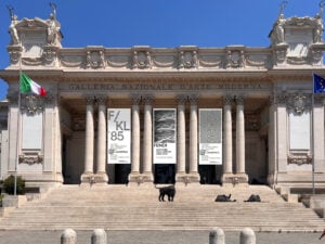La maison Fendi sceglie la Galleria d’Arte Moderna di Roma. Prima la sfilata Couture e poi la grande mostra su Lagerfeld