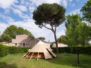 A Roma i meravigliosi giardini di Villa Medici sono pieni di strane costruzioni e architetture effimere 