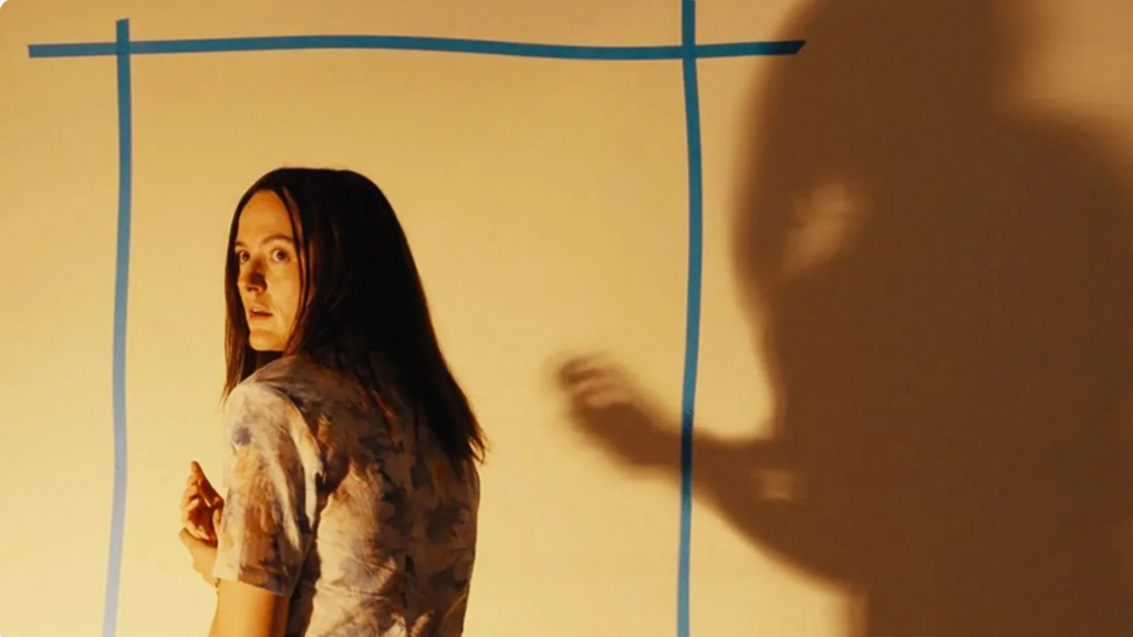 Il nuovo film Backrooms è pieno di riferimenti artistici. La lista di quelli che abbiamo scovato 