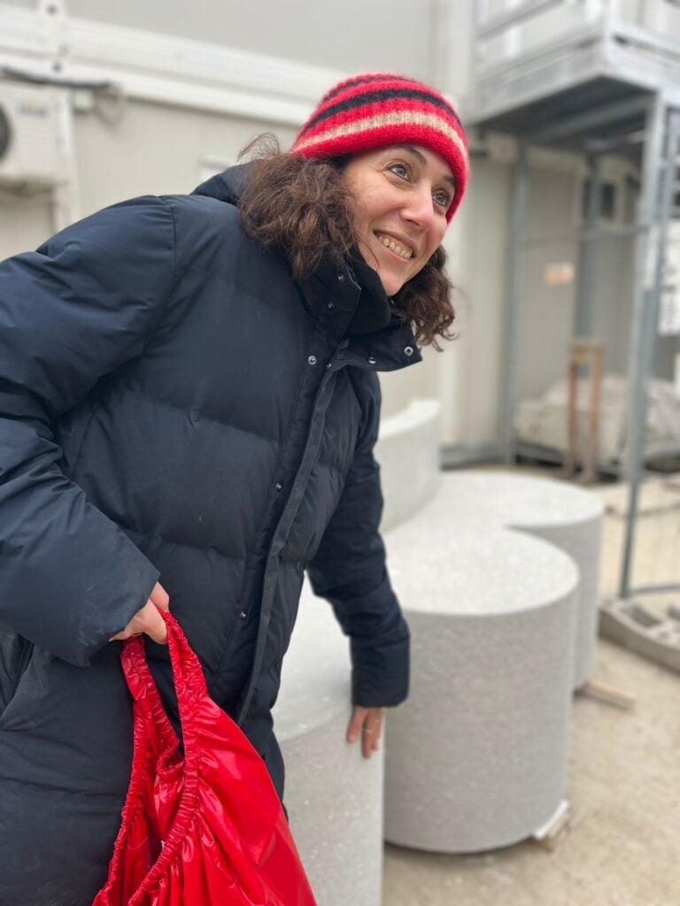 Francesca Benedetto con le vasche che saranno usate per gli alberi nella piazza della Beic