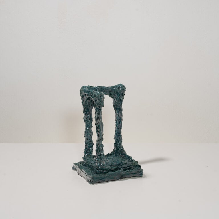 Francesca Polizzi, Elegia, 2026 - argille miste, lana, smalto, 31 x 17 x 10 cm - Courtesy RizzutoGallery