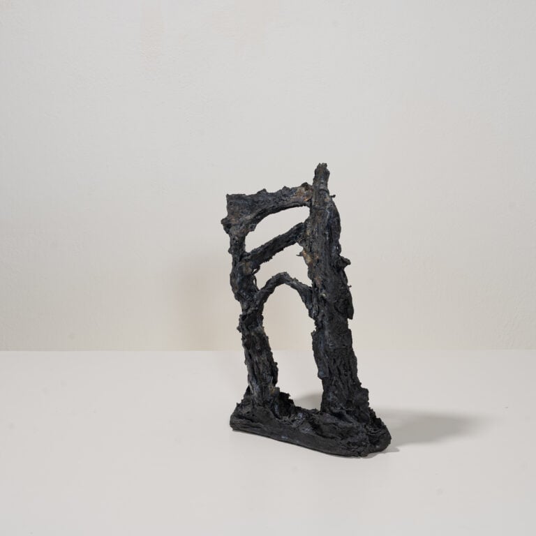 Francesca Polizzi, Elegia, 2026 - argille miste, lana, smalto, 34 x 26 x 14 cm - Courtesy RizzutoGallery