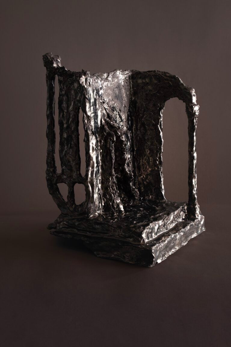 Francesca Polizzi, Elegia, 2026 - argille miste, lana, smalto, 39 x 27 x 27 cm - Courtesy RizzutoGallery