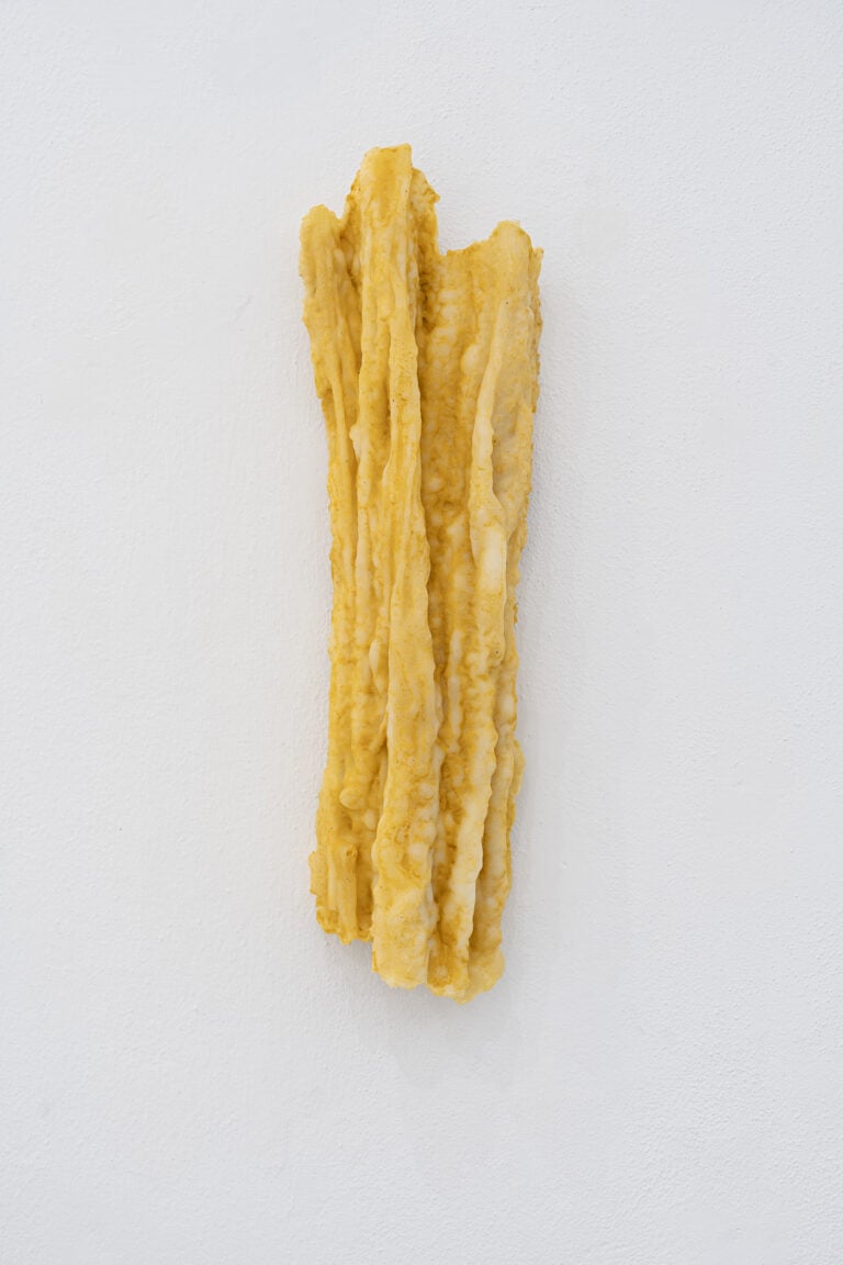 Francesca Polizzi, Frammento, 2026 - cera d'api e paraffina, 50 x 15 x 8 cm - Courtesy RizzutoGallery