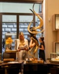 C&rsquo;&egrave; una mostra di scultura tra oro e bronzo nella boutique di BVLGARI a Firenze