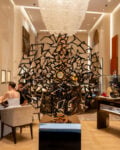 C&rsquo;&egrave; una mostra di scultura tra oro e bronzo nella boutique di BVLGARI a Firenze
