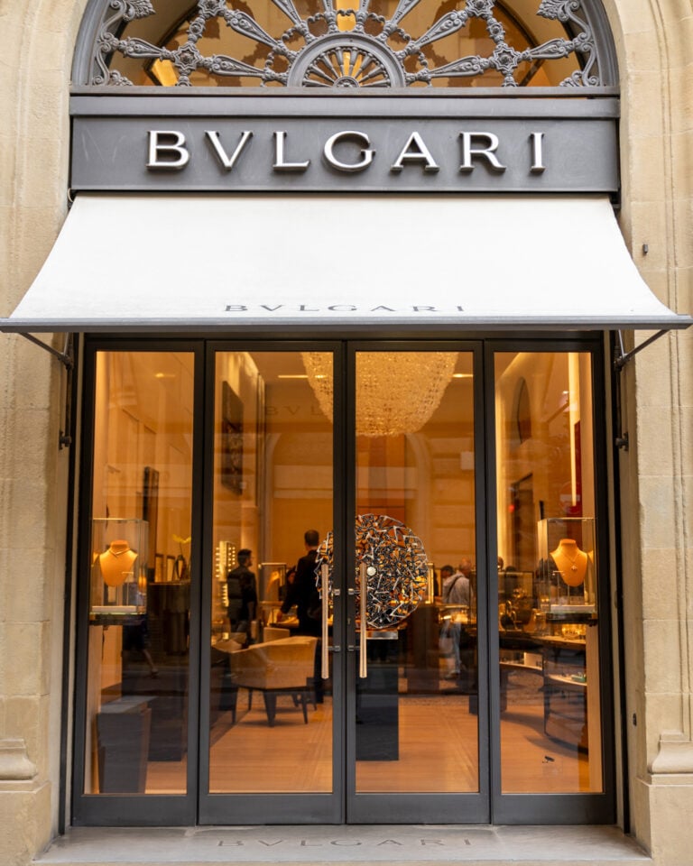 C&rsquo;&egrave; una mostra di scultura tra oro e bronzo nella boutique di BVLGARI a Firenze