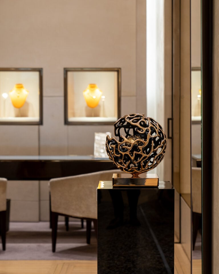 C&rsquo;&egrave; una mostra di scultura tra oro e bronzo nella boutique di BVLGARI a Firenze