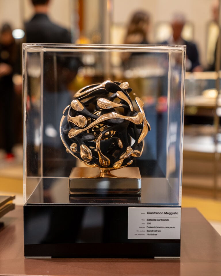 C&rsquo;&egrave; una mostra di scultura tra oro e bronzo nella boutique di BVLGARI a Firenze