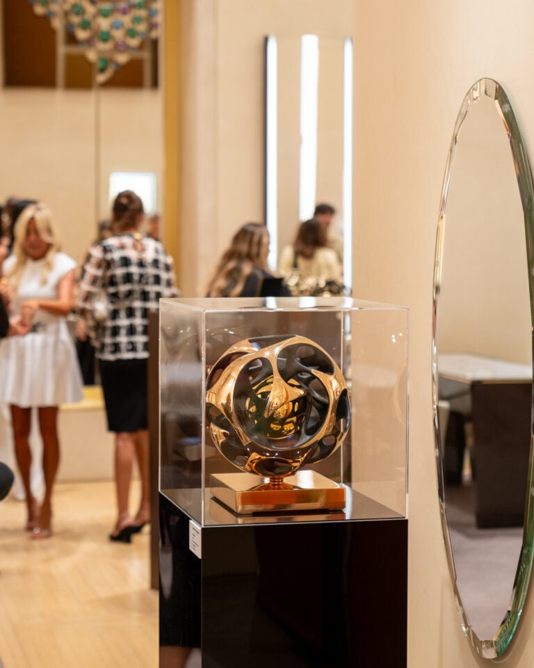 C&rsquo;&egrave; una mostra di scultura tra oro e bronzo nella boutique di BVLGARI a Firenze