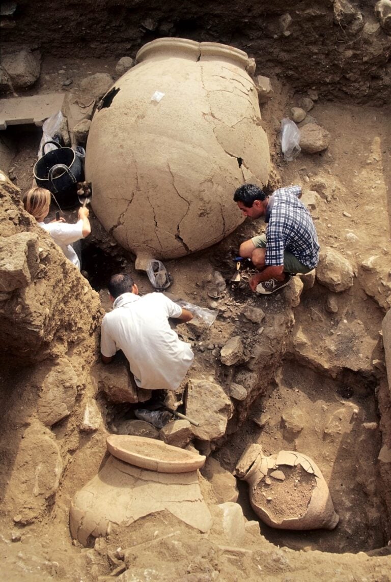 Gli archeologi durante gli scavi alla necropoli di Antandros. Ph: Firdevs Sayılan