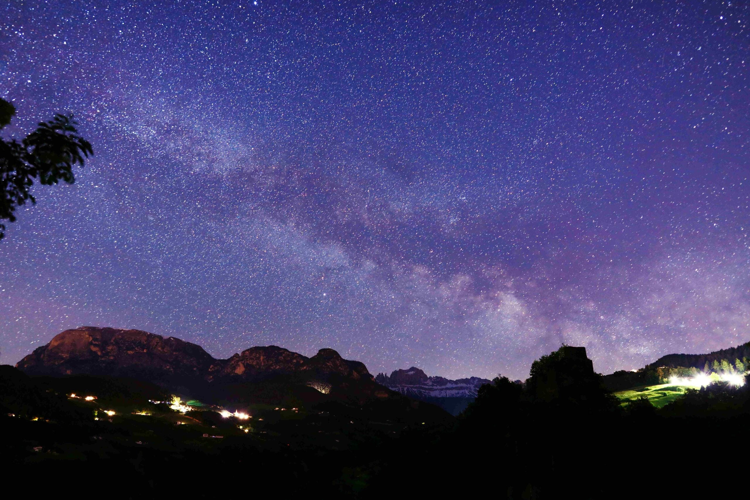 https://www.artribune.com/wp-content/uploads/2026/06/il-cielo-notturno-sopra-lastrovillaggio-in-val-dega-c-s-wolters-scaled.jpg