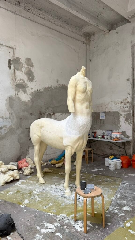 Un palazzo storico di Brescia continua a ospitare artisti internazionali. Intervista a Uffe Isolotto