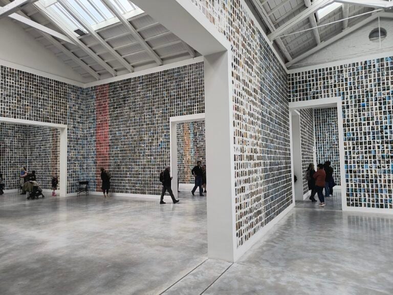 Oltre il digitale. Archivi e memoria alla Biennale di Venezia 2026 
