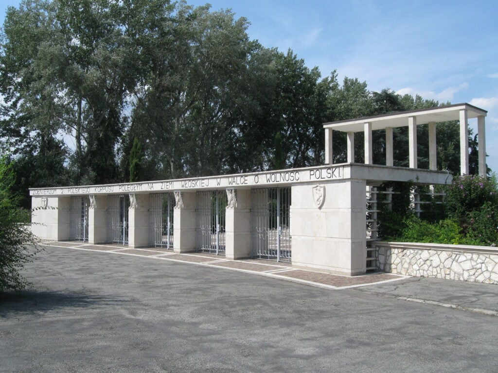 IngressoCimiteroPolacco, Bologna, 2011. Courtesy Wikimedia. Photo Eigenes Werk.