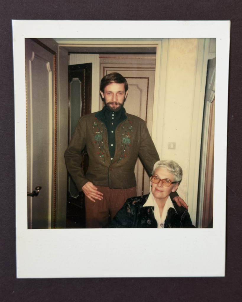 Lagerfeld Jacques de Bascher e Armelle de Bascher a Le M&egrave;e, primi anni 80, Courtesy Emilie Grangi&eacute; e Spazio Opis. Photo Emilie Grangi&eacute;