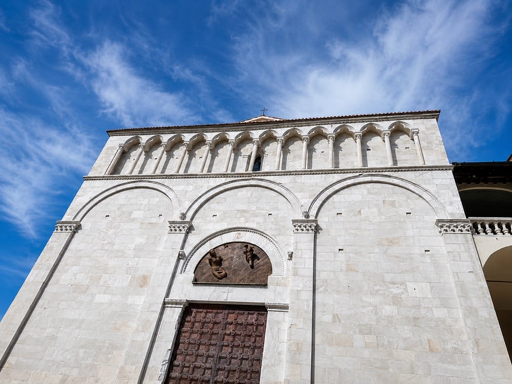 A Pietrasanta concluso il restauro della Chiesa di Sant’Agostino. La facciata si rivela un atlante dei marmi delle Apuane