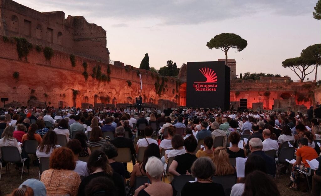 In 300 luoghi di Roma Alessandro Baricco ha fatto leggere Dostoevskij a migliaia di persone al tramonto