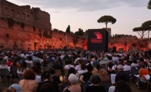 In 300 luoghi di Roma Alessandro Baricco ha fatto leggere Dostoevskij a migliaia di persone al tramonto