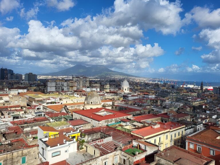 La vista dai tetti del Duomo di Napoli