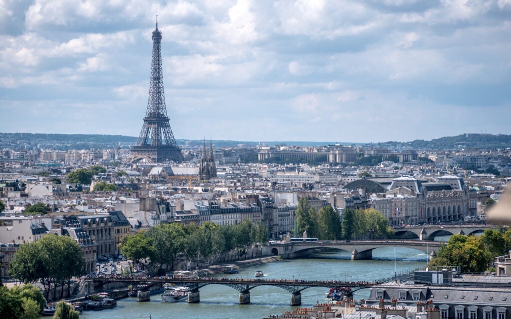 In Francia la crisi climatica colpisce musei e monumenti. Il Louvre chiude in anticipo causa caldo e tante altre storie 