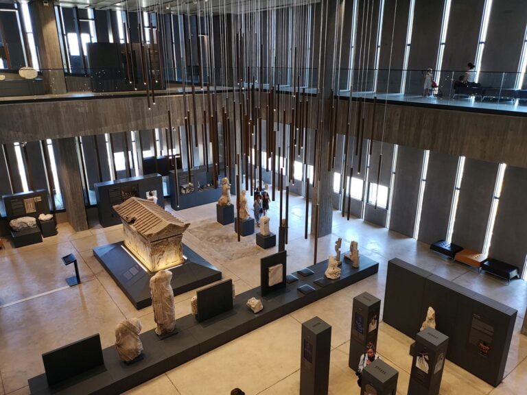 L'atrio monumentale del Museo di Troia con il Sarcofago di Polissena. Credits: Troy Museum, &Ccedil;anakkale