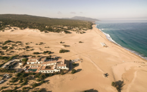 Sulla spiaggia più straordinaria della Sardegna si svolge ogni anno una residenza d’artista unica nel suo genere