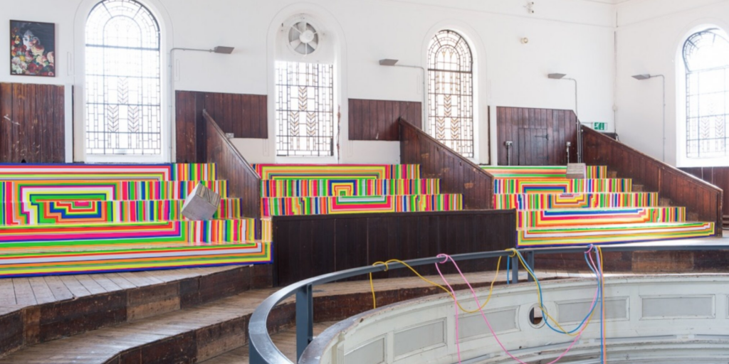 L'installazione Zobop (Fluorescent) di Jim Lambie alla Zabludowicz Collection di Londra nel 2015. Courtesy Zabludowicz Collection