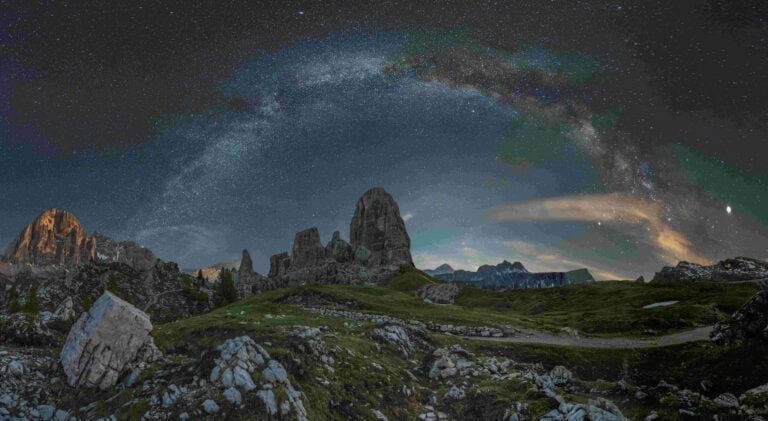 Lo spettacolo delle stellate alle Cinque Torri, nelle Dolomiti bellunesi