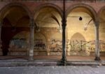 A Bologna la sottosegretaria alla cultura Borgonzoni combatte graffiti e scritte vandaliche (che però sono lì per colpa del suo partito)