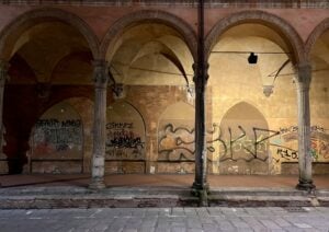 A Bologna la sottosegretaria alla cultura Borgonzoni combatte graffiti e scritte vandaliche (che però sono lì per colpa del suo partito)