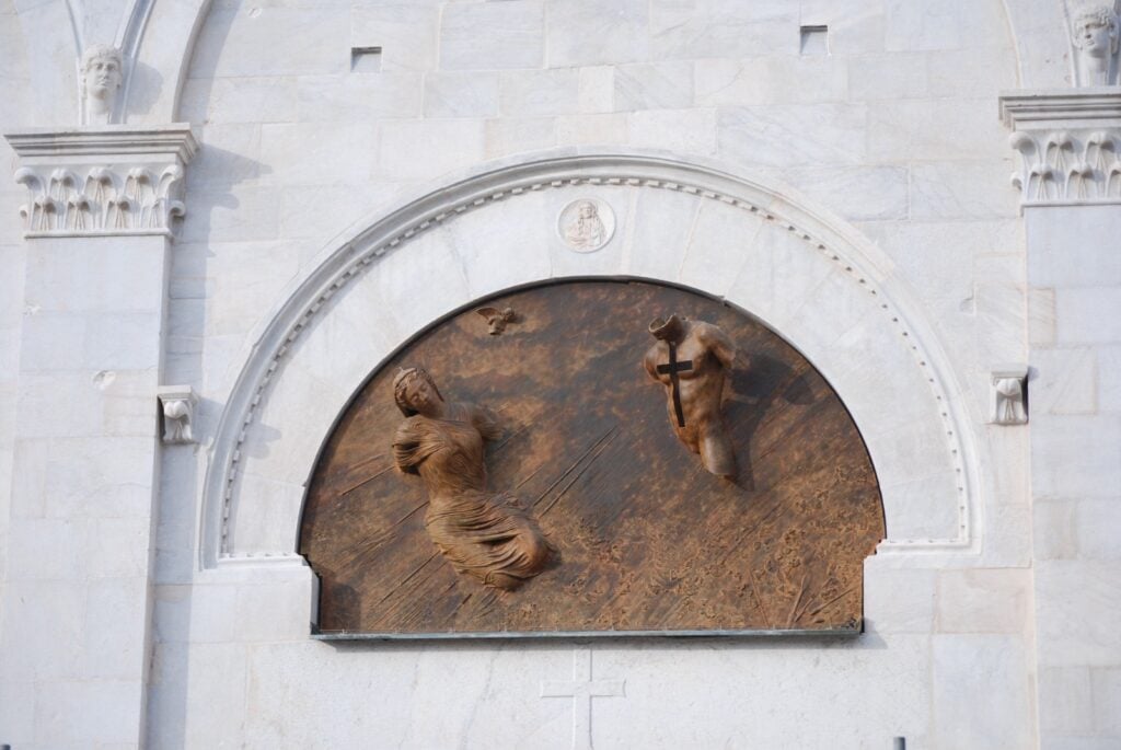 La lunetta di Igor Mitoraj sulla facciata della Chiesa di Sant'Agostino