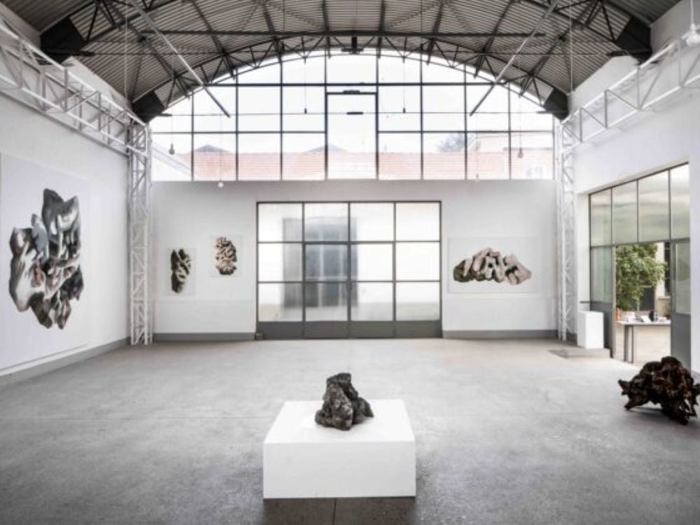 Pittura e performance sono una cosa sola nella mostra di Marta Dell’Angelo a Milano 