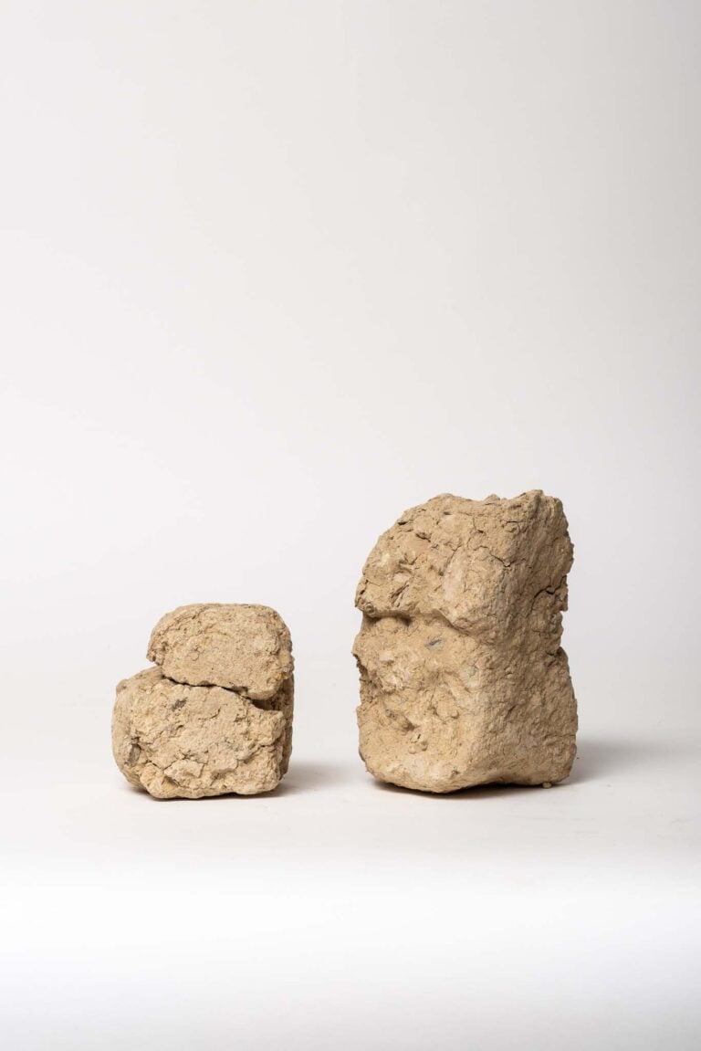 Alessandro Piangiamore, Tutto il vento che c'&egrave; (Montes), 2013, Terra, vento, 20 x 13 x 13 cm e 10 x 13 x 13