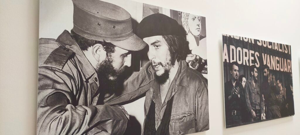 A Jesi puoi parlare con Fidel Castro tramite l’IA. E scoprire la sua vita in 200 fotografie 