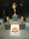Nucleo di figurine dal corredo funerario rinvenute Rinvenute nel Tumulo di Dardanos ed esposte al Museo Archeologico. Ph: Luisa Taliento