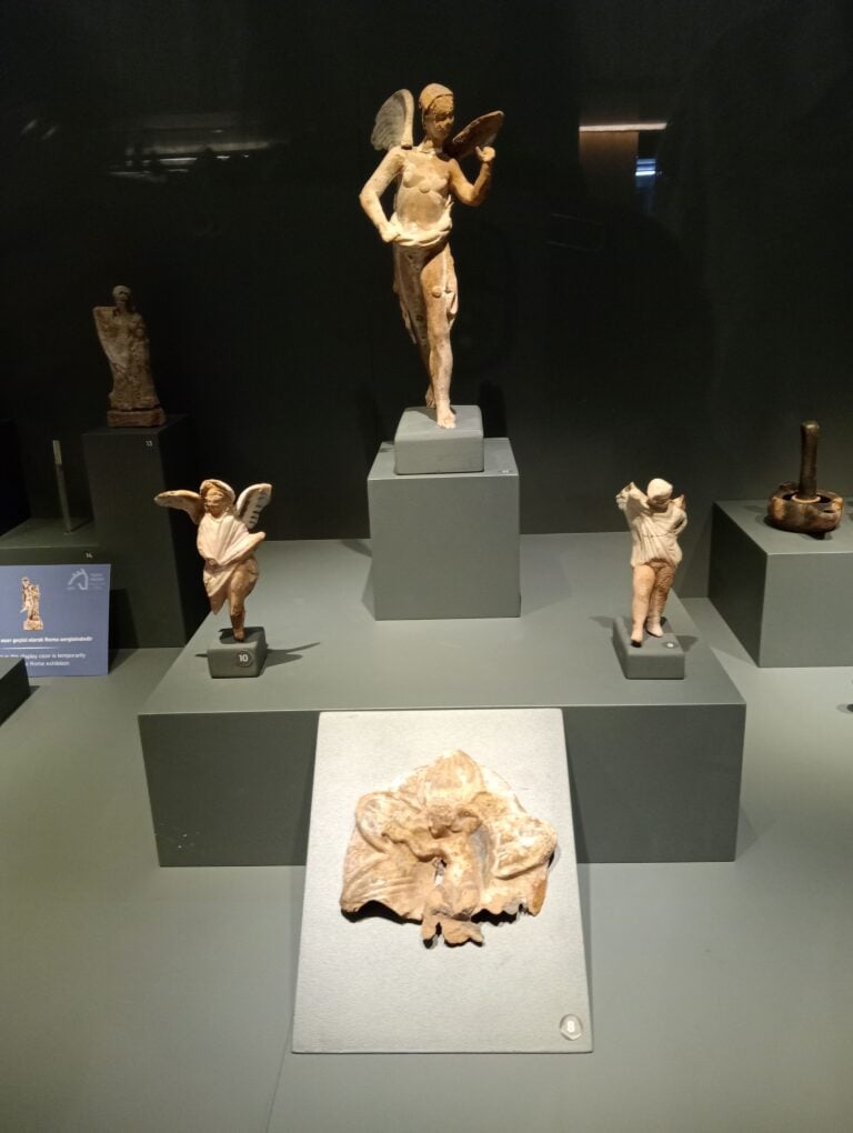 Nucleo di figurine dal corredo funerario rinvenute Rinvenute nel Tumulo di Dardanos ed esposte al Museo Archeologico. Ph: Luisa Taliento
